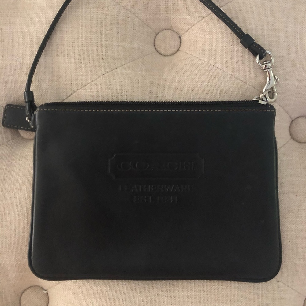 ✨Coach leather wristlet✨